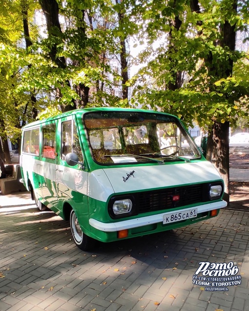 🚘 Выставка ретро-автомобилей в парке..