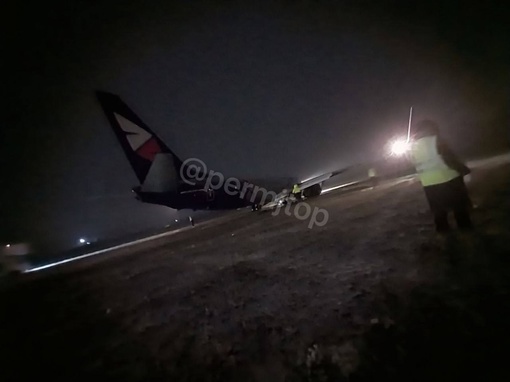 Появились фотографии выкатившегося за пределы взлетно-посадочной полосы лайнера в Перми, летевшего из..