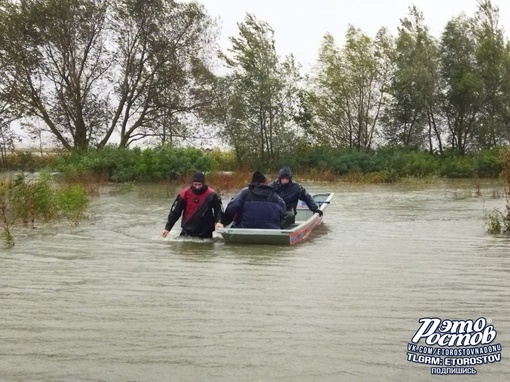 🌊 В хуторе Дугино пришлось спасать рыбака, который приехал на автомобиле и обратно выехать уже не смог -..