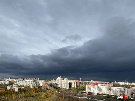 Над Челябинском зависли страшные тучи и радуга.

Фото:..