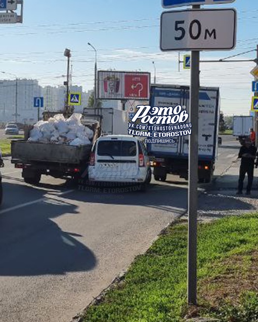 🚨 ДТП перед кольцом Доватора/Малиновского. Ларгус пытался проскочить между двумя Газелями, в итоге его..