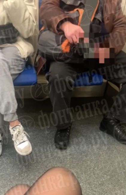 В петербургском метро заметили извращенца, онанировавшего в вагоне

Сегодня днём на зелёной ветке..