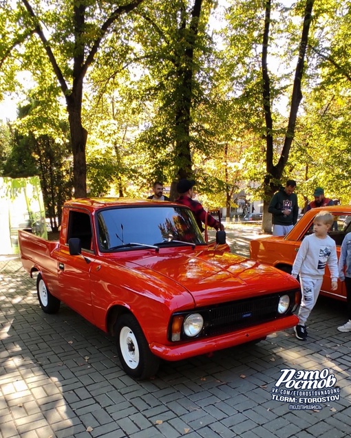 🚘 Выставка ретро-автомобилей в парке..