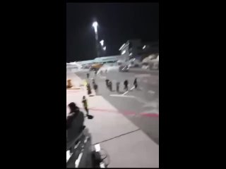 ⚡⚡ Сотни дагестанцев ворвались в аэропорт Махачкалы и с криками «Аллаху Акбар!» взяли штурмом самолет, в..