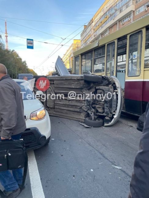Авария на Белинского — таксист влетел в трамвай на высокой скорости. От удара машину развернуло на..
