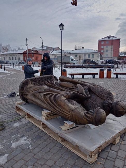 В Кунгуре после нашумевшей скульптуры лыжника появилась еще одна - скульптура русских православных святых..