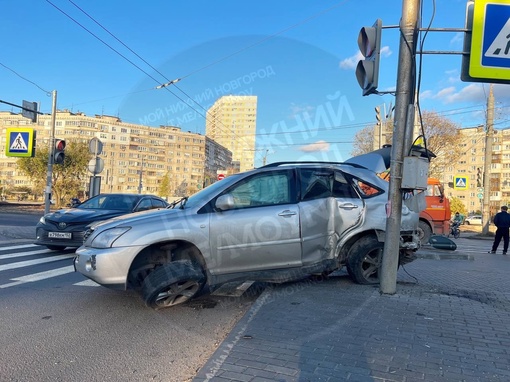 На улице Акимова водитель Lexus’а пытался проскочить на красный свет и врезался в КамАЗ.

В результате..