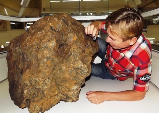 Сегодня ровно 10 лет как со дна озера Чебаркуль был поднят знаменитый челябинский метеорит. 

Фото: архив..