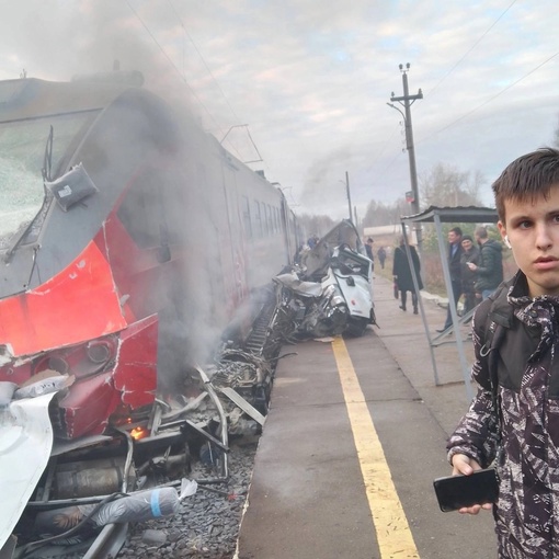 Пассажирский поезд и грузовик столкнулись под Балахной. Водитель машины погиб.

Плохие новости для тех, кто..