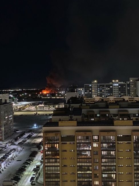 ⚡️Крупный пожар напротив 63 микрорайона в Челнах. 

Со слов очевидцев, горит склад. Пламя достигло высоты..