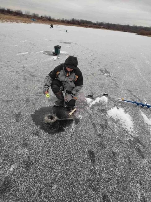 🗣️ Первые рыбачки уже вышли на едва вставший и неокрепший лед.

мы поняли, что цель зимней рыбалки в ноябре..