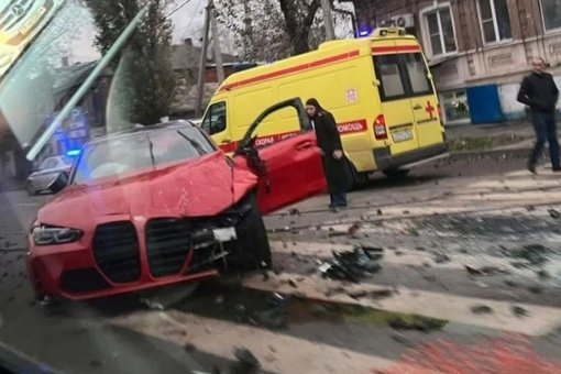 В Ростове-на-Дону BMW на большой скорости эффектно врезался в бетонные блоки и подлетел в воздух. Он не заметил..