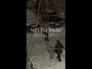 Два мальчика поздно вечером шумели в подъезде. Па просьбу не шуметь вышли из подъезда и начали бить ногой..