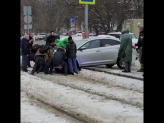 Мир не без добрых людей.

Прохожие не остались в стороне и помогли вытолкнуть машину, которую занесло на..