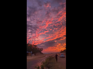 Невероятный закат можно было наблюдать сегодня в Краснодарском крае 🌅 

На видео Анапа. 

📹 Юрий..