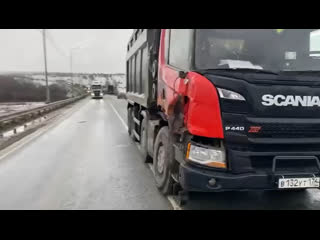 На трассе М-5 столкнулись десять авто 

Водитель Скания при движении на спуске в следствие отказа тормозной..