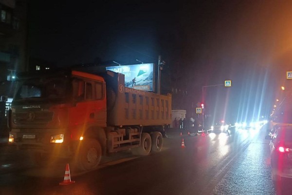 В Заельцовском районе Новосибирска грузовик насмерть сбил человека. Авария произошла 17 ноября около 19:30 на..