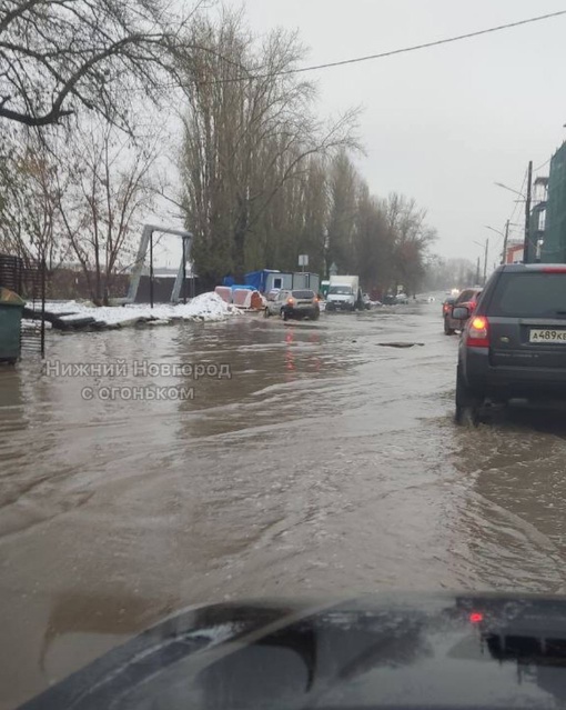 Улица Черниговская сегодня превратилась в реку.
..