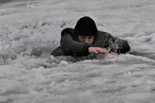🗣️ Первый в этом году — 61-летний мужчина провалился под лёд в селе Починки.

Пострадавший решил перейти..