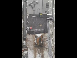 Все, мы официально признаем это нижегородской тенденцией — класть асфальт в снег.

Очередной пример с улицы..