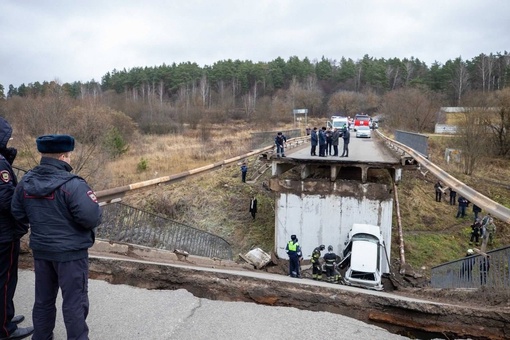 Под Подольском обрушился мост. В момент аварии по нему ехал автомобиль

Обрушение произошло в деревне..