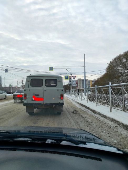 Еще в копилку про бардак на дорогах в Омске)))) знаков не видно, светофора тоже, на дороге месиво. Это левый..