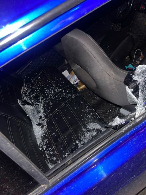 У «Кита» на Карбышева 4 ноября неизвестные выбили стекло припаркованного автомобиля и..