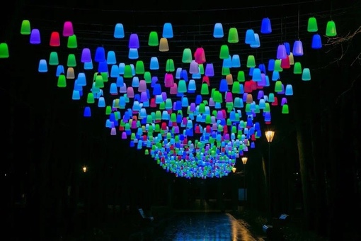 💙 В нашей «Швейцарии» появилось новое местечко для ваших фото!

Сотни разноцветных фонариков украшают одну..