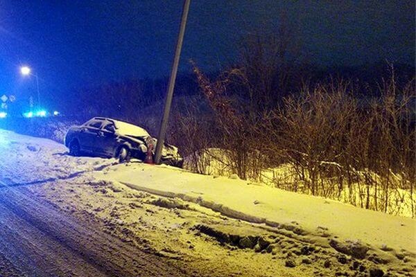 «Приора» врезалась в столб на трассе М5 в Самарской области во время снегопада 

Женщина-водитель обратилась..