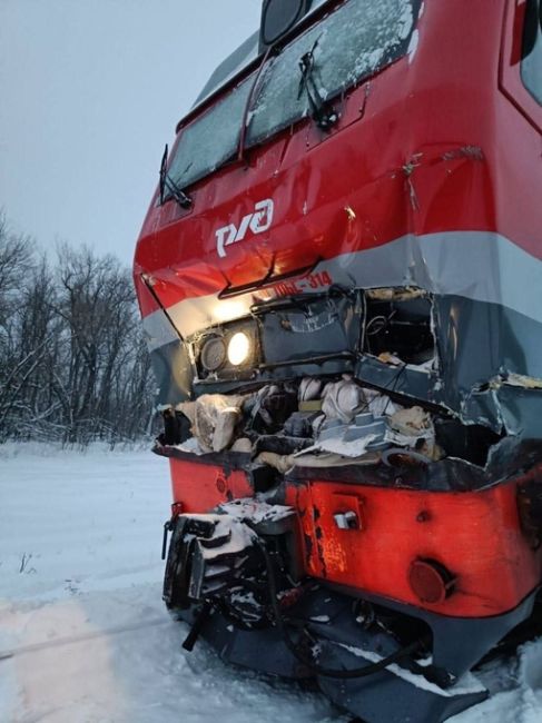 ❗️Пассажирский поезд «Адлер-Пермь» с 396 пассажирами столкнулся в Ульяновской области с маневровым..