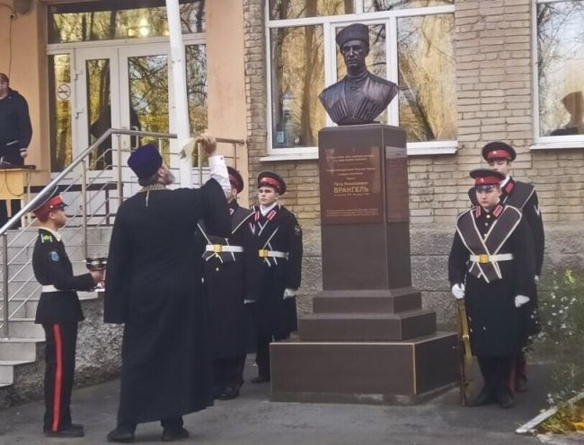 Общественники потребовали от Месхи и Голубева демонтировать памятник Врангелю в Ростове.

Активисты..