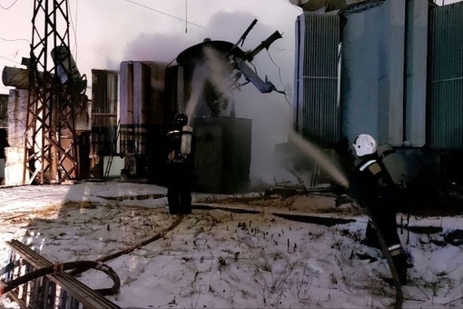МЧС: В настоящее время сотрудники Челябинского пожарно-спасательного гарнизона работают на тушении пожара..