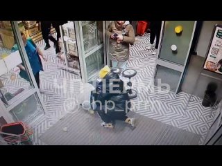 17 ноября в магазине Пятеречка по ул.Ласьвинская 56Б, некая клоунеса под видом покупательницы с коляской,..
