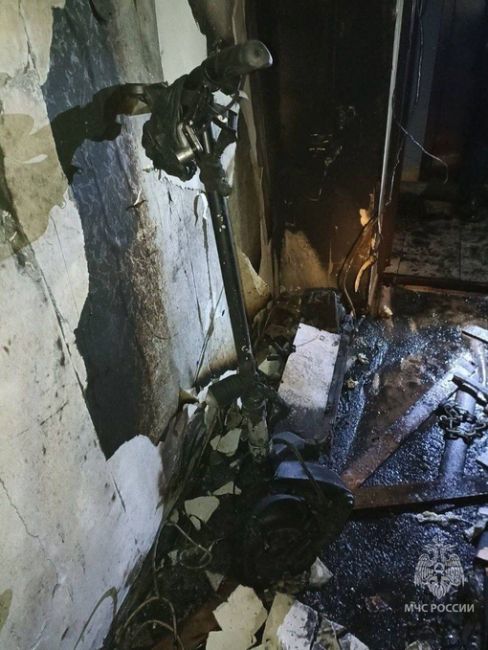 Электросамокат взорвался в квартире в поселке Ждановский. Квартира загорелась, а хозяин попал в..