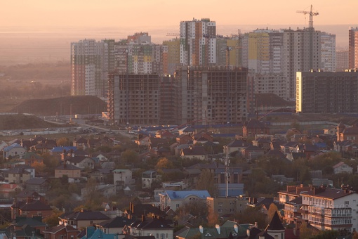 Золотистый закат накрыл..