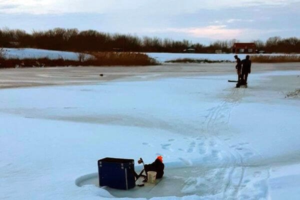 На озере в Самарской области рыбак утонул, провалившись в промоину 

Тело погибшего нашли водолазы вечером 25..