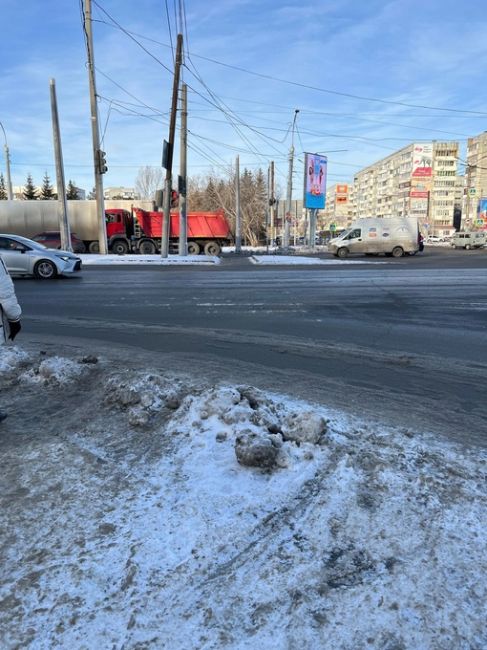 И было бы здорово, чтобы про пешеходов не забывали. Как то перешагивать ледяные глыбы тяжело и скользко..