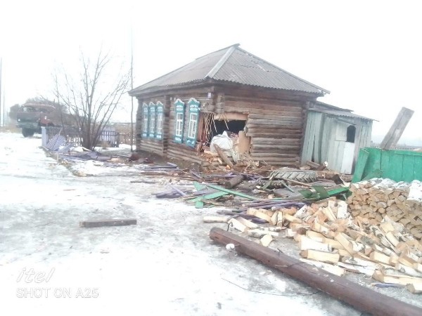 В Северном районе водитель КАМАЗа въехал в жилой дом

В деревне Кордон Северного района 11 ноября водитель..