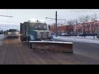 В Челябинске продолжается круглосуточная уборка улиц от снега и наледи

Сегодня днем подрядные организации..