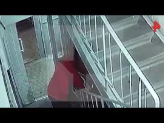 В Перми злоумышленники попытались похитить лифт из подъезда жилого дома прямо на виду у объектива камеры..
