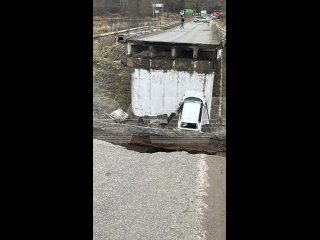 Под Подольском обрушился мост. В момент аварии по нему ехал автомобиль

Обрушение произошло в деревне..