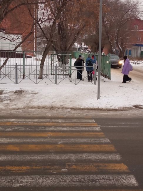 У школы 113 по улице Осоавиахимовская поставили забор и убрали пешеходник, где ходили дети в школу, кто..