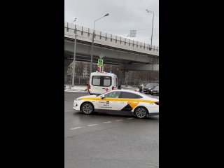 Машина скорой помощи и такси столкнулись на Рубежном проезде в Крылатском 

О пострадавших не..