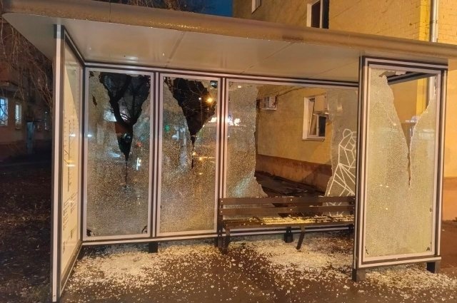 В Перми ищут вандалов, разгромивших в ночь с 13 на 14 ноября остановочный комплекс на ул. Папанинцев...
