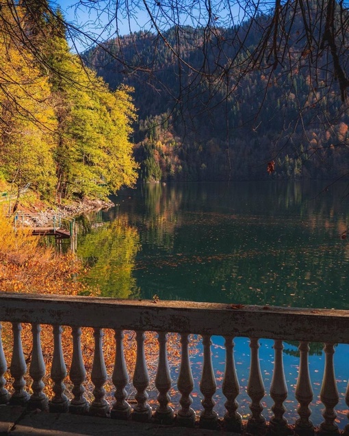 Идеальная осень на озере Рица!

В начале ноября тут идеальная атмосфера: тепло, вода в озере потрясающих..