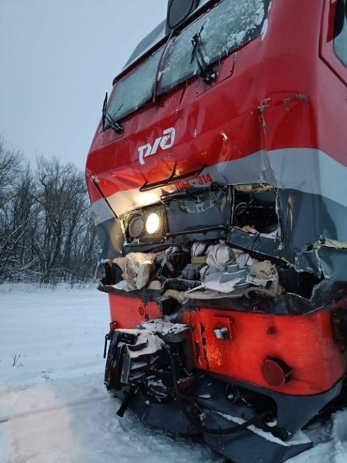 ⚡Два поезда столкнулись лоб в лоб в Ульяновской области. 
 
Столкновение произошло в районе 962 километра..