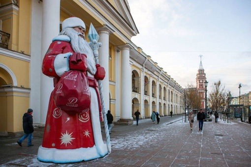 🎅 У Гостиного двора уже установили большую статую Деда Мороза. 
 
Также рядом с Дедом Морозом должна..