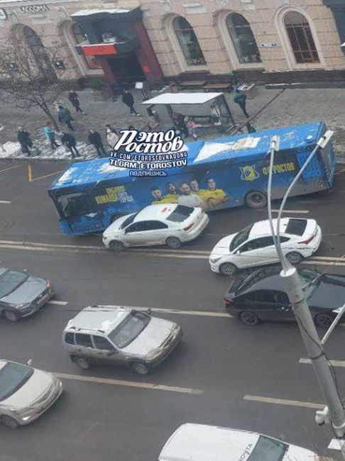 🚨 На Садовой/Семашко столкнулись такси и автобус. Движение в сторону Театральной затруднено. Большая..