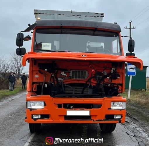 КaмАЗ нaсмеpть пeрeeхал жeнщину в Вopoнежской облacти

Онa пepeхoдилa..