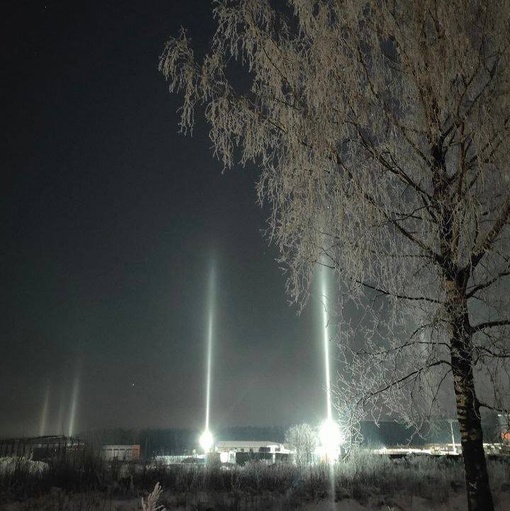 В Ленобласти и Петербурге наблюдали световые столбы 
 
Оптическое явление возникает, когда свет отражается..